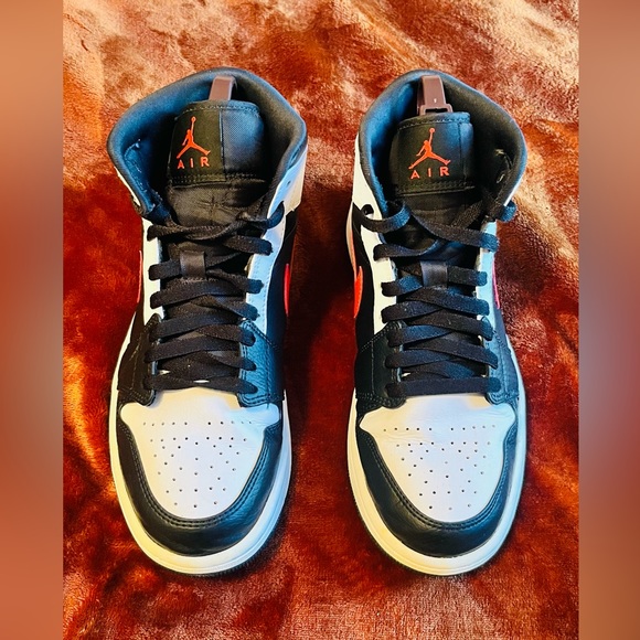 Jordan 1 Mid
Black Chile Red White, Size 8 - Picture 2 of 6